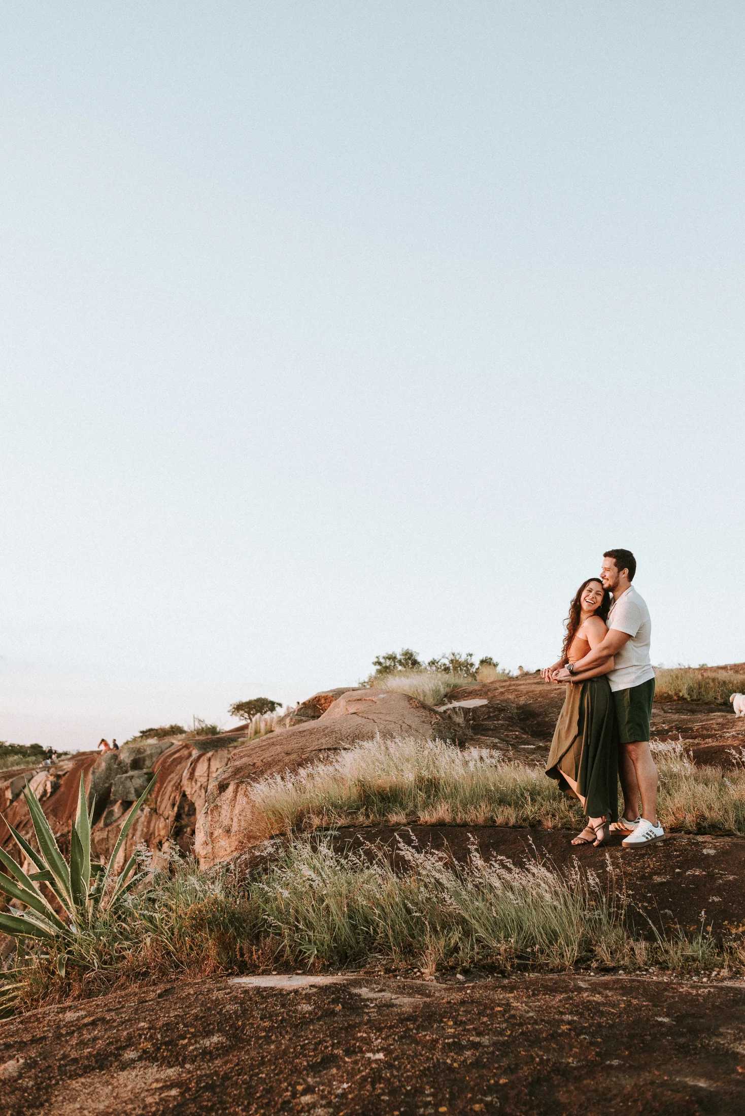 Casal em uma paisagem ao pôr do sol